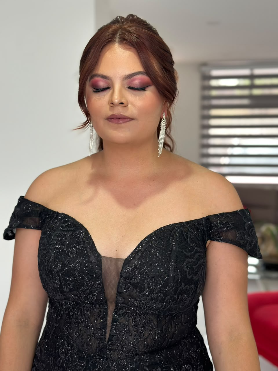 Después de maquillaje social glam con sombras rosas, piel luminosa, labios definidos y vestido negro de evento.